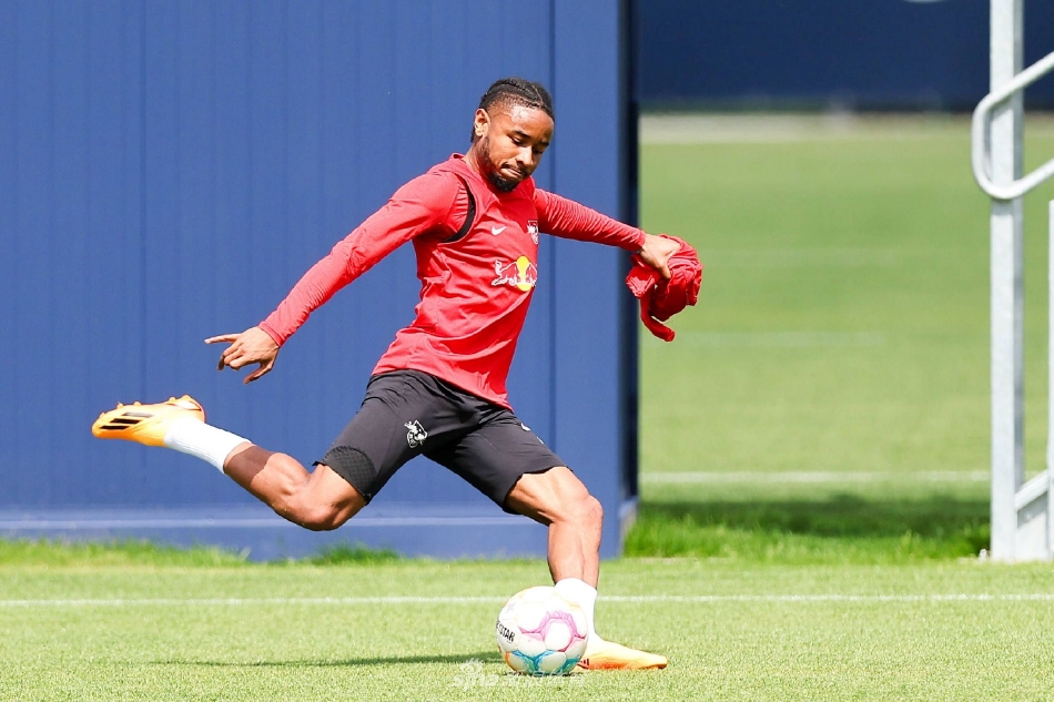 九游账号登录-莱比锡发布备战花絮，转会期完成体检，社区盾任务艰巨，年轻球员得到机会(特朗普支持率跌至39%意味着什么)